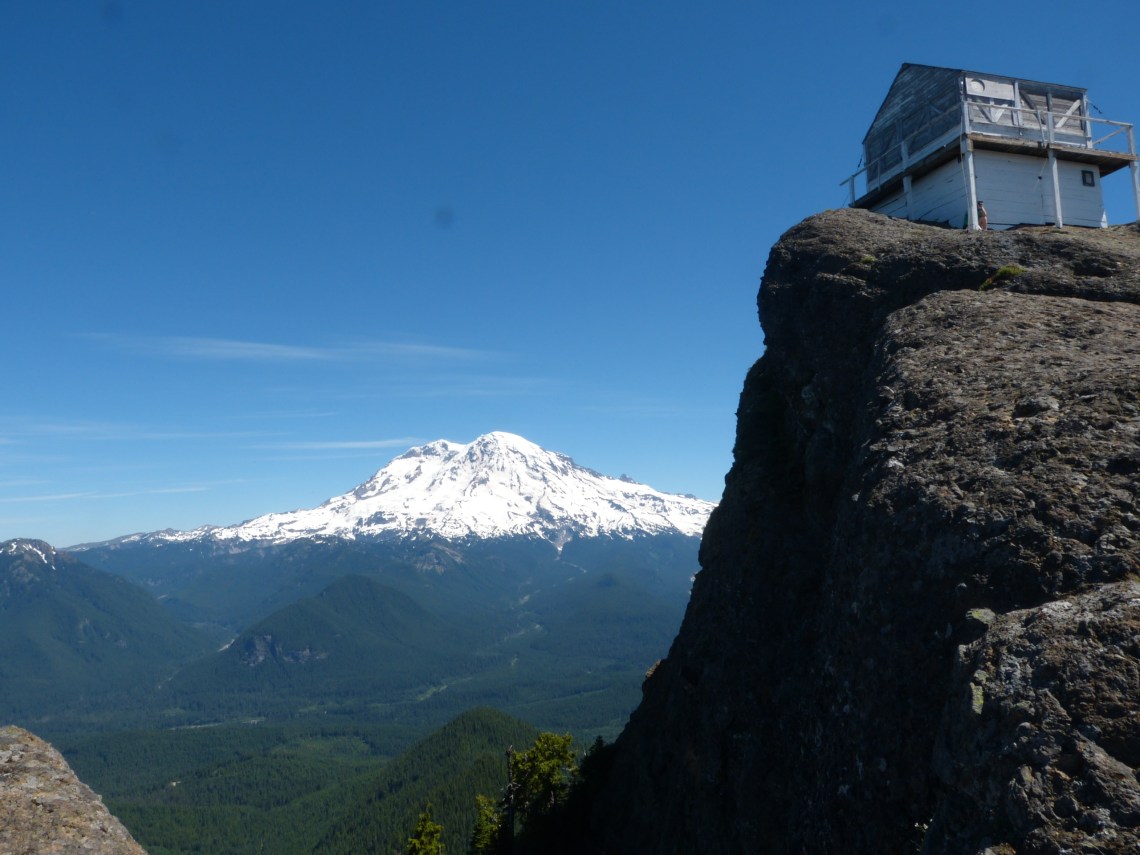 Bei klarem Wetter bietet der High Rock Lookout eine der spektakulärsten Aussichten auf den Mt. Rainier 