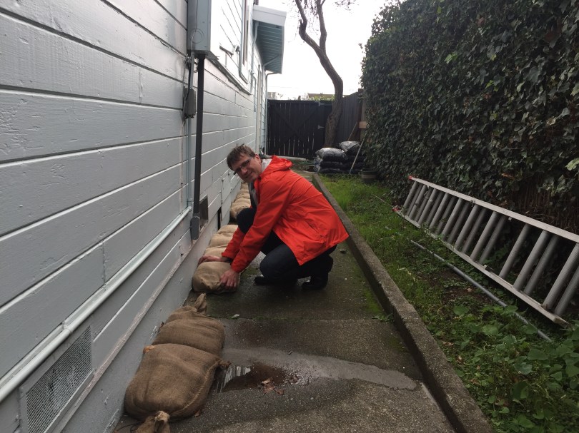 Vor dem großen Regen zu Anfang des Jahres: Sandsäcke sollen verhindern, dass das Wasser den Kriechzwischenraum flutet