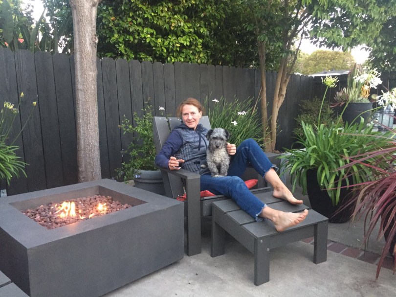 Feine Sache, so eine Feuerstelle: chillaxen mit Rotwein und Hund