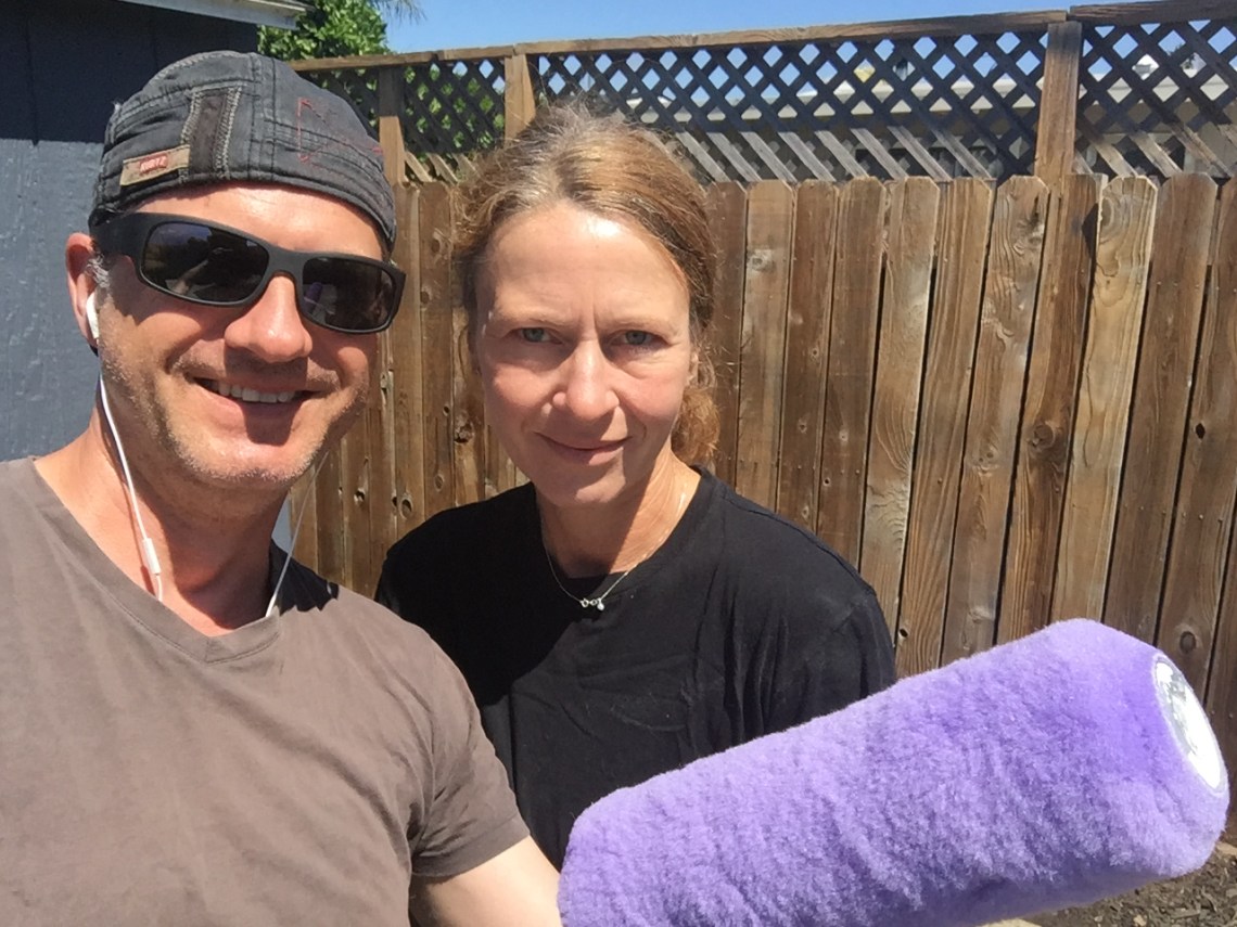 Zäh wie Himbergelee: Wir ziehen das mit dem Zaunstreichen auch bei glühender Hitze durch