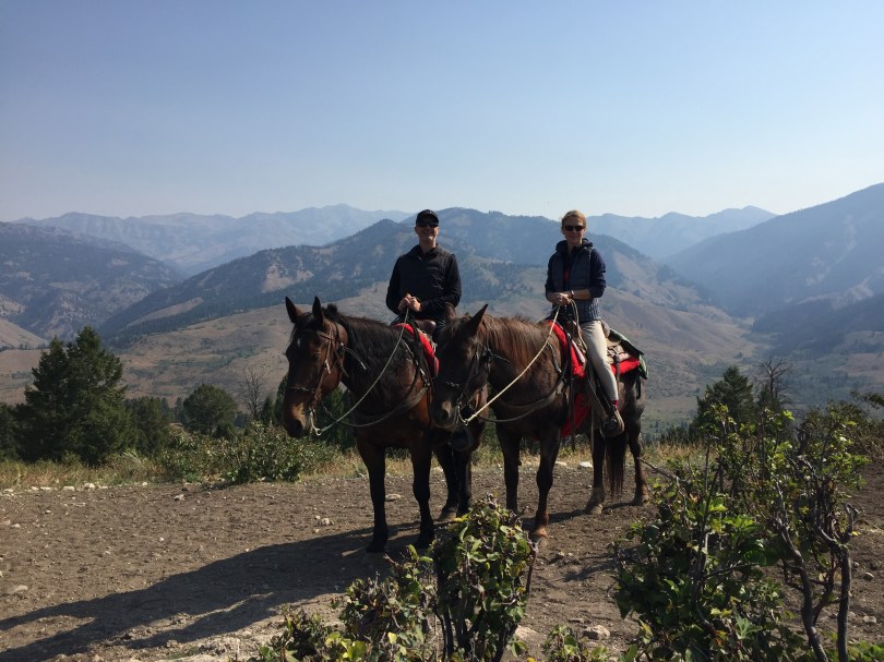 Oben sein und runter gucken: Andreas und Chris auf dem Bergkamm