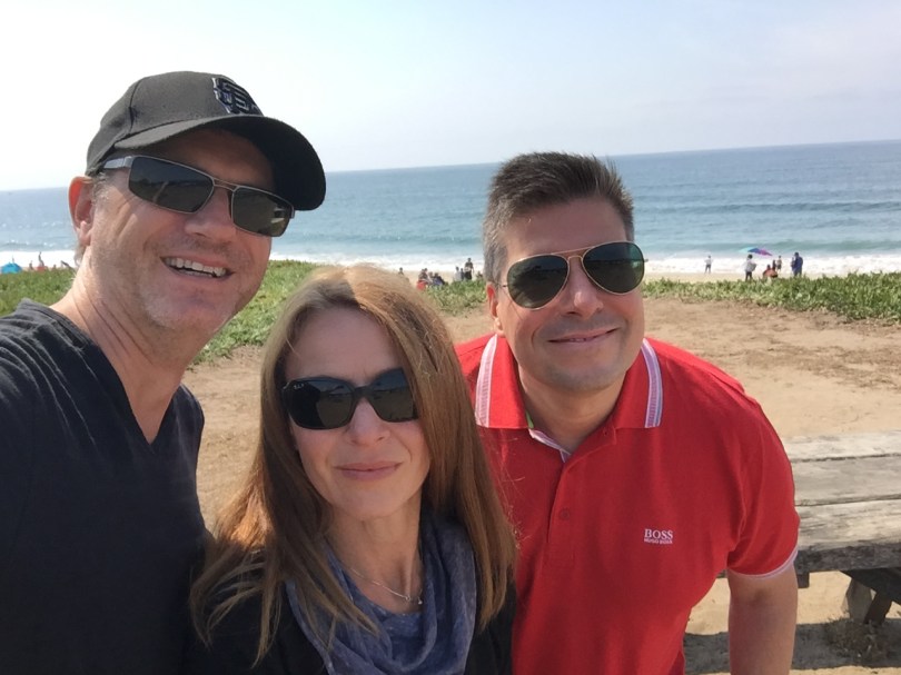Grinsen für die Kamera: Andreas, Chris und Karsten am Strand von Half Moon Bay