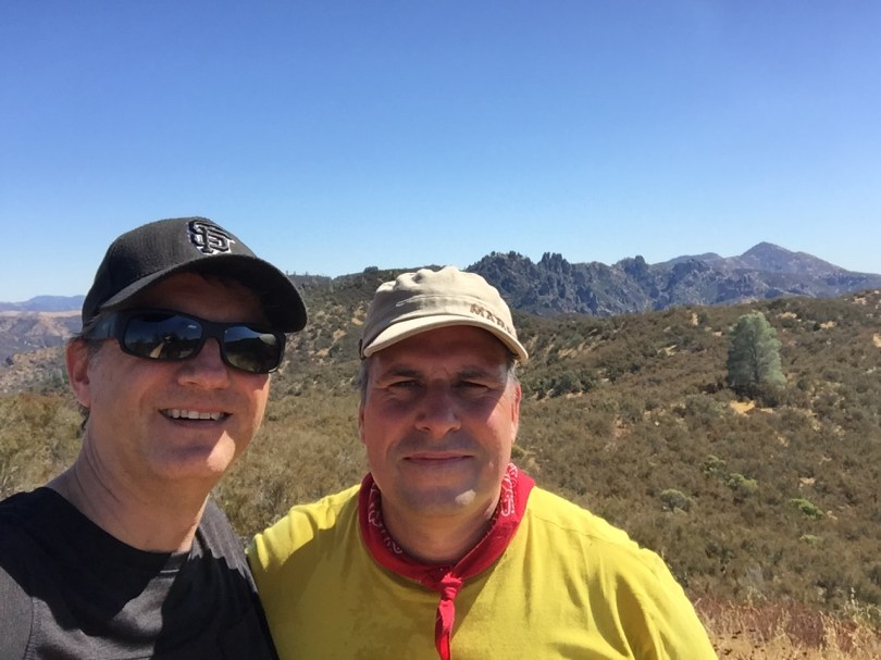 Halbzeit: Nach drei Stunden Marsch haben Andreas und Karsten freie Sicht auf die Pinnacles-Felsen