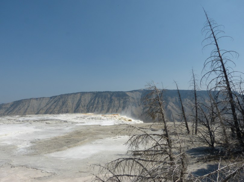 ...die nahtlos in eine knochentrockene Mondlandschaft übergehen