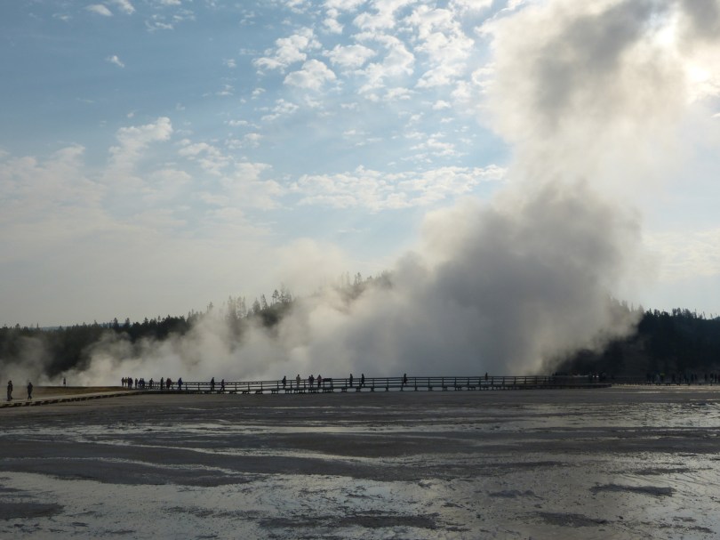 Neben dem gigantischen Krater des Excelsior Geyser wirken die Menschen wie Legomännchen
