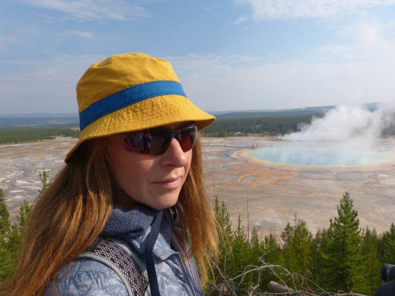 Wer kann bunter? Chris' Hut konkurriert mit der Grand Prismatic Spring