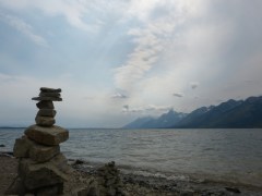 Blick über den Jackson Lake auf die Tetons