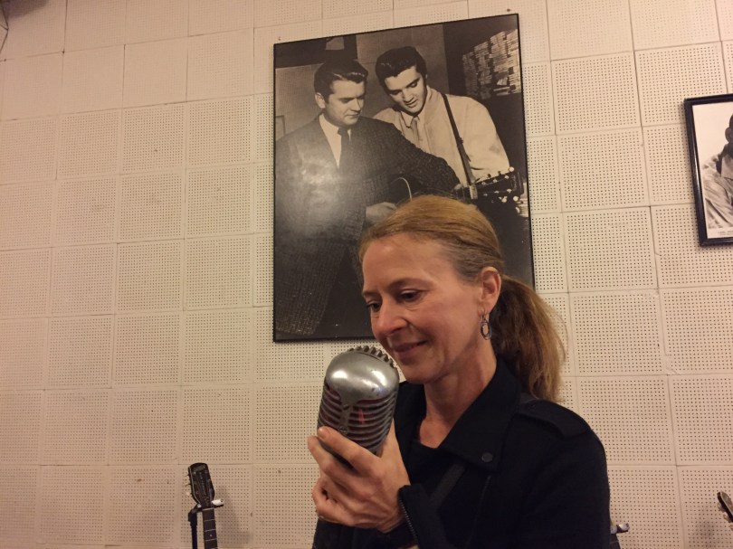 Love Me Tender: Chris am Mikro, mit dem schon Elvis seine Hits aufgenommen hat