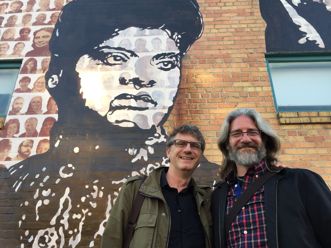 Wiedersehen in Memphis: Andreas und Will vor dem Konterfei der Bürgerrechtlerin Ida B. Wells