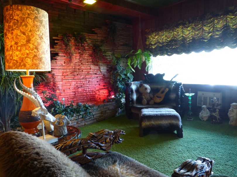 Graceland: Jungle Room mit Wandwasserfall und spinatgrünem Flokati