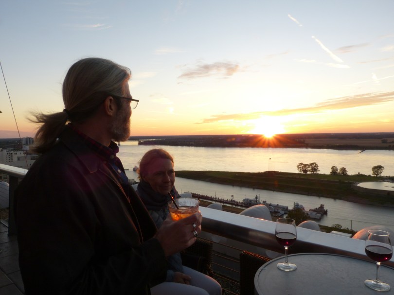 Chillen auf dem Dach: Will und Chris und der Sonnenuntergang hinterm Mississippi