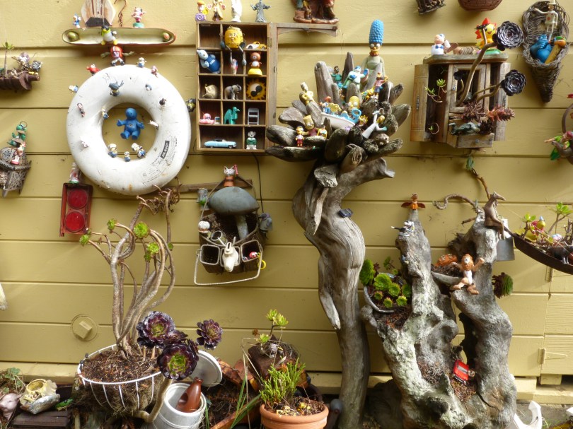 Kunst oder Unrat? Unser Haus in Mendo ist schon sehr eigenwillig verziert