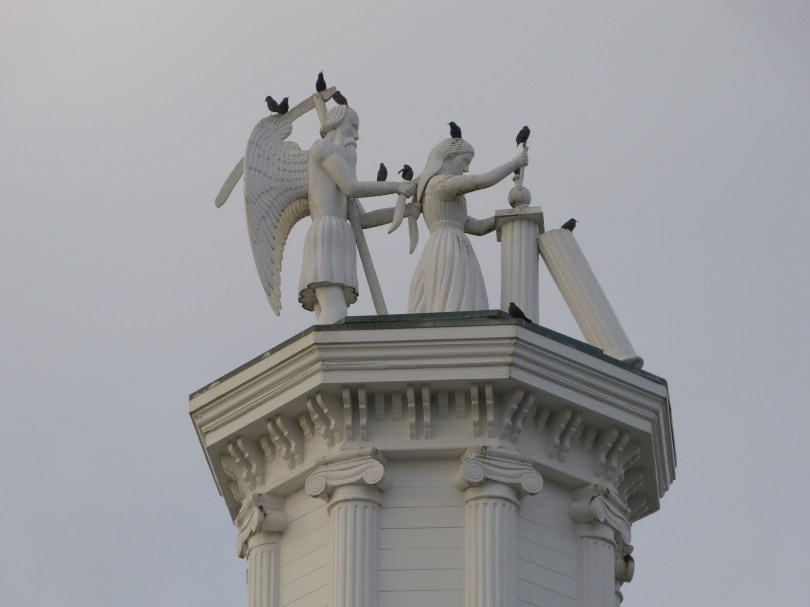 Die Zeit und die junge Maid: Freimaurertempel in Mendo