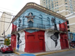 Lokalpatriot: Eckhaus in Santurce in den Farben Puerto Ricos