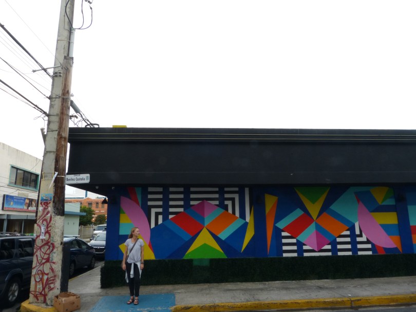 Kunst am Bau: abstraktes Wandgemälde in der Calle Luíza