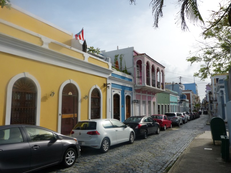 Alles so schön bunt hier: farbenprächtiger Straßenzug in Old San Juan