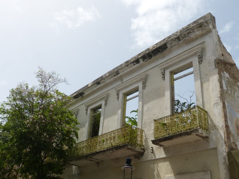 Vorne hui, hinten pfui: überall finden sich verfallene Gebäude