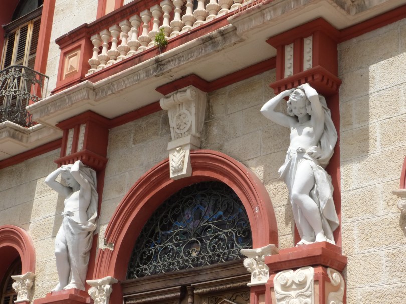 Herausgeputzte Häuserfront am Plaza Las Delicias