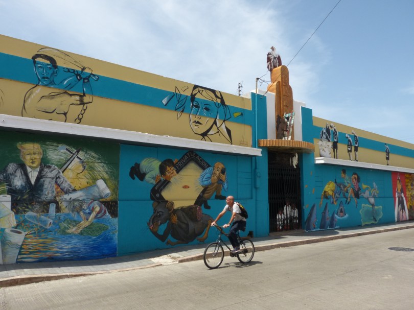 Kunst am Bau: US-kritische Street Art auf einer verlassenen Häuserzeile