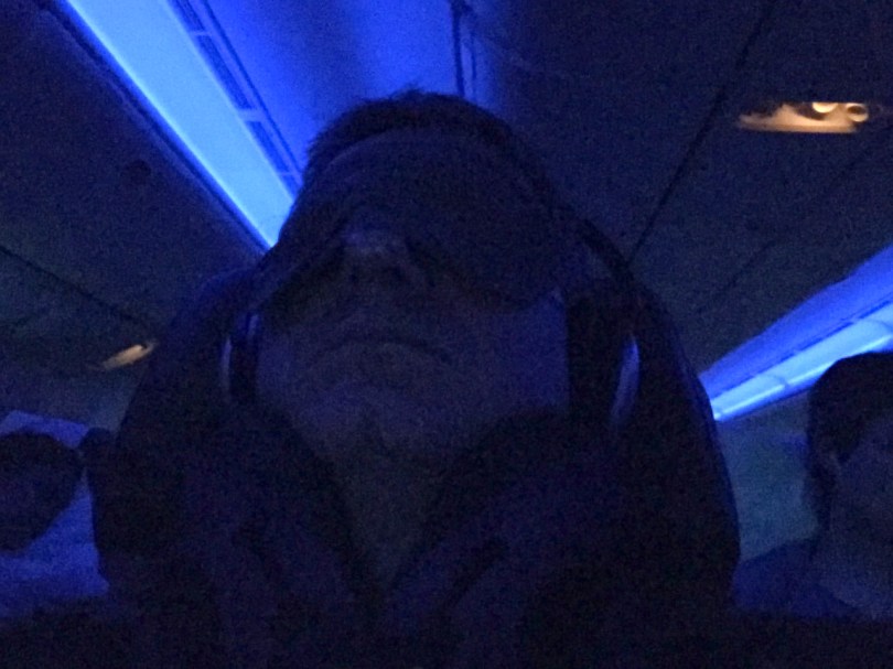 Zehn Stunden Flug: Schlafbrille, Kopfhörer, Nackenkissen und das Hoffen auf eine Mütze Schlaf