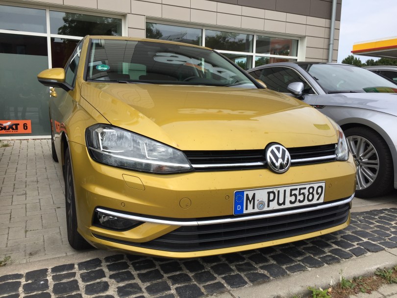 Na klasse... Im goldenen Golf mit Münchner Nummernschild geht es weiter nach Berlin