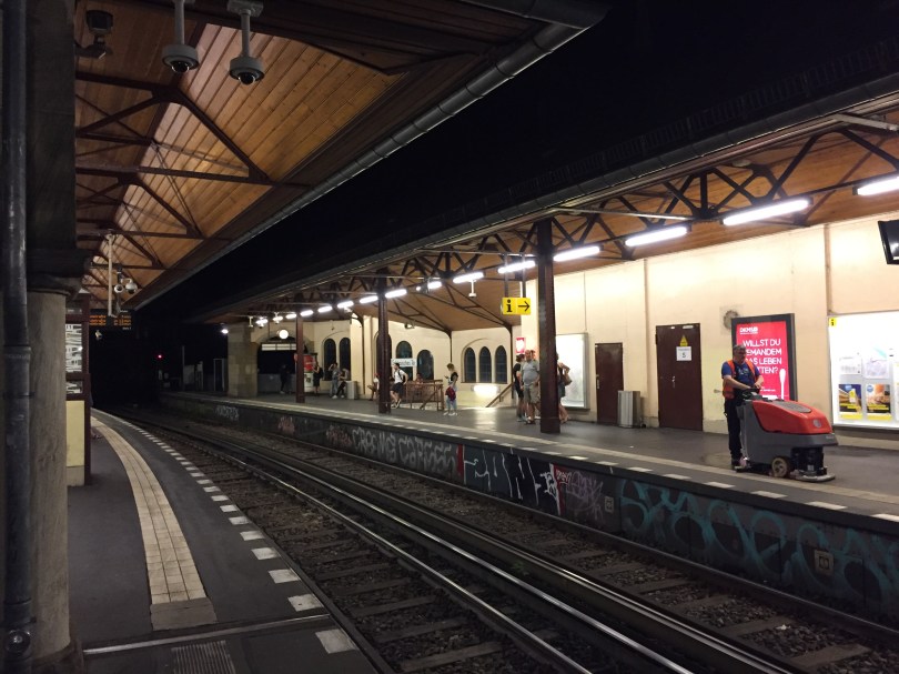 Ein Hohelied auf den ÖPNV: Warten am Schlesischen Tor