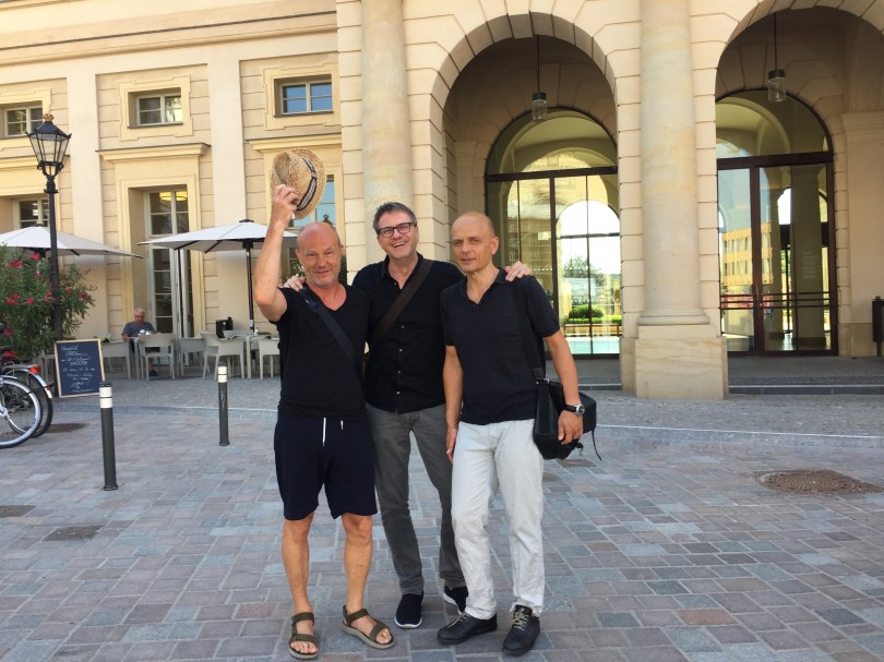 Wiedersehen in Potsdam: zum Glück haben alle Jungs das Memo erhalten, Schwarz zu tragen