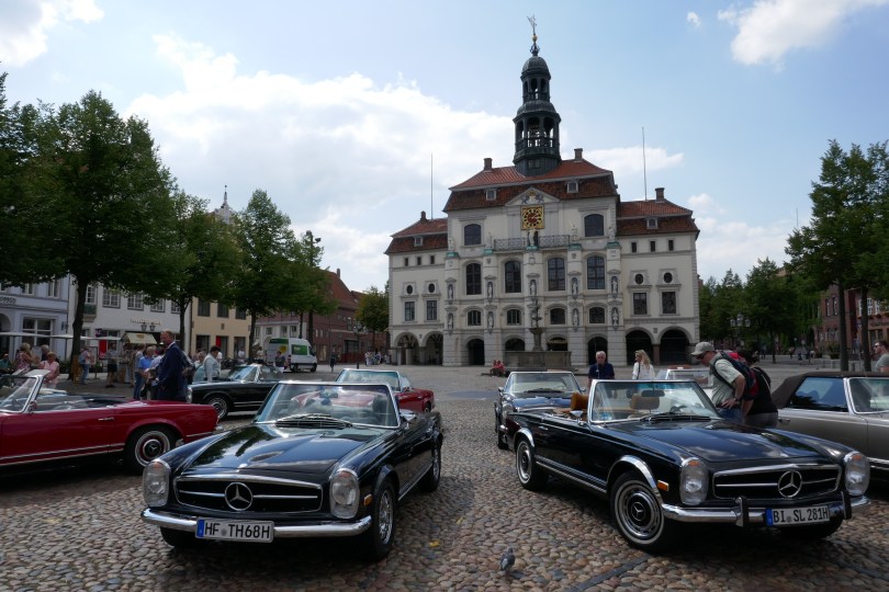 Oldtimer-Schau vor dem Lüneburger Rathaus