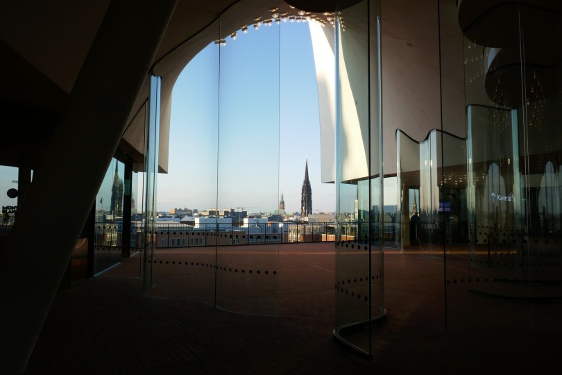 Elbphilharmonie: Blick auf St. Nikolai und Rathaus