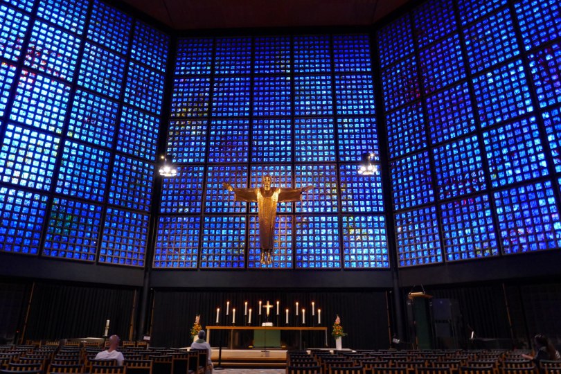 Kontemplativer Moment: kurzer Abstecher in die Kaiser-Wilhelm-Gedächtniskirche